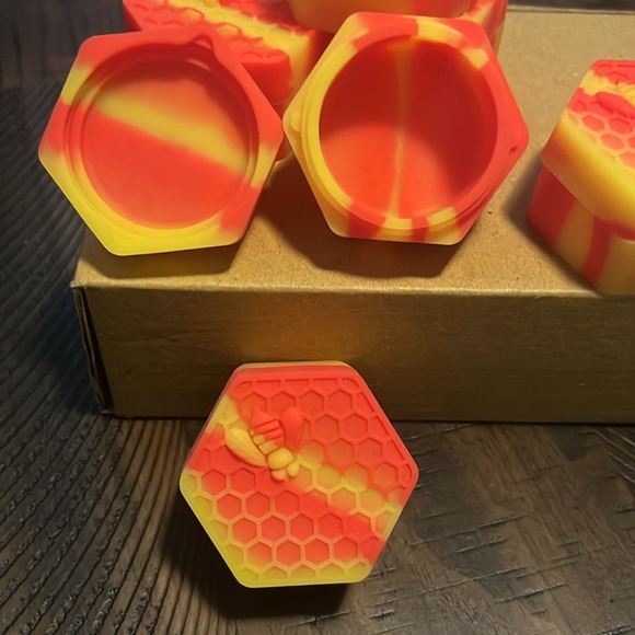 26ml silicone honey bee honey comb container orange and yellow - Picture 3 of 3